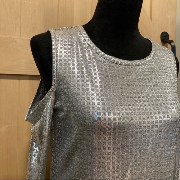 NWT Michael Kors Silver Metallic Silver Long Sleeve Cold Shoulder Pullover Top M - Picture 2 of 13